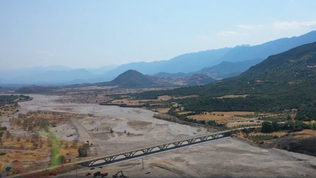 Συγκλονιστικές εικόνες: «Στέγνωσε» ο Πηνειός