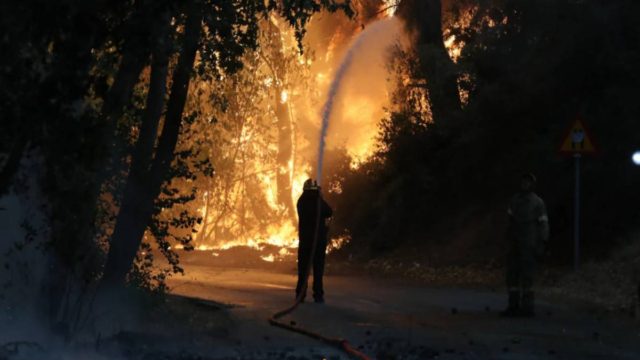 «Ράψτε το λίγο, μετά την πανδημία γίνατε αναλυτές πυρκαγιών»: Πυροσβέστης ξεσπά κατά των… “ειδικών”