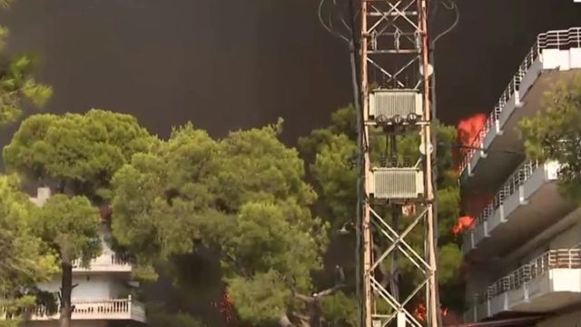 Φωτιά στη Βαρυμπόμπη: Καίγονται σπίτια, τρέχουν να σωθούν οι κάτοικοι!