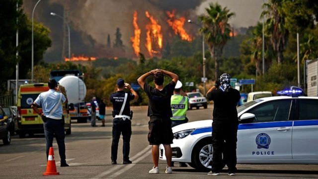 Φωτιά στη Βαρυμπόμπη: Πληροφορίες για εγκλωβισμένους – Εκκενώνονται περιοχές στους Θρακομακεδόνες, καίγονται σπίτια!