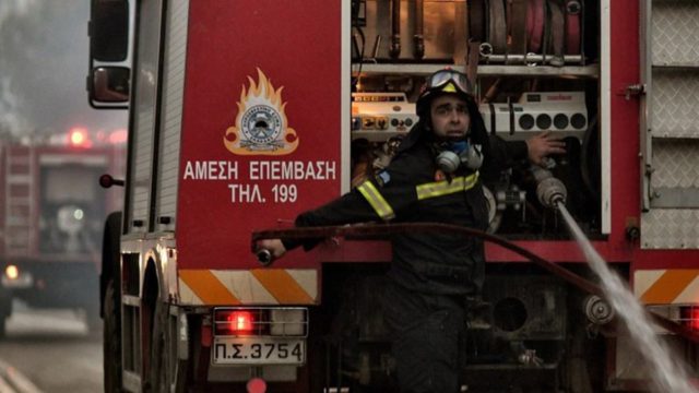 Μεγάλη φωτιά στη Βαρυμπόμπη – Είναι κοντά στα πρώην βασιλικά κτήματα
