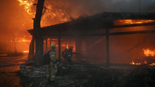Φωτιές στην Ελλάδα: Έφτασαν οι ενισχύσεις από τη Γαλλία με τους 83 πυροσβέστες και τα δύο καναντέρ
