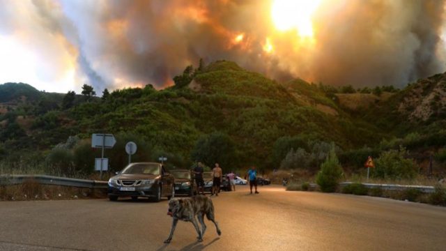 Φωτιά στη Βαρυμπόμπη: Απομακρύνουν μετανάστες από τη δομή της Μαλακάσας