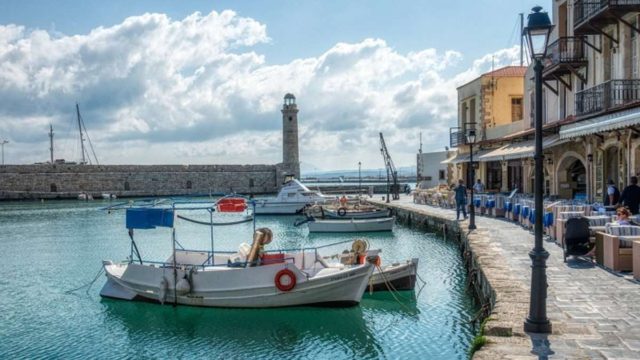 Κορωνοϊός: “Φλερτάρει” με lockdown το Ρέθυμνο