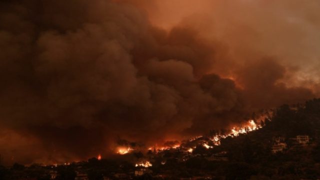 Οι ρύποι από τις φωτιές σε Εύβοια και Αττική έφτασαν μέχρι την Κρήτη