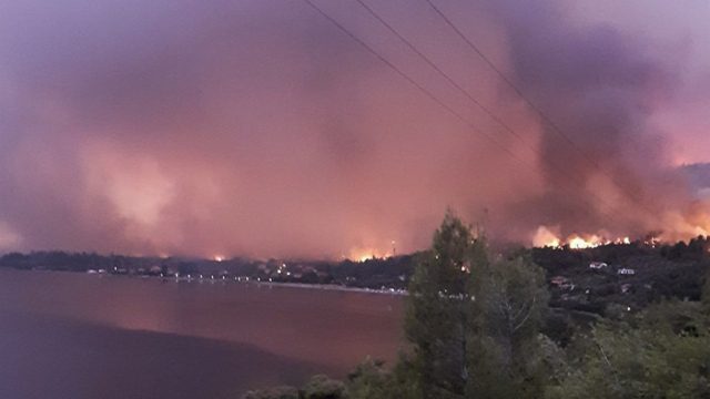 Δραματικές στιγμές στην Εύβοια: Καλούν κατοίκους και τουρίστες από τις Ροβιές να πάνε στην παραλία