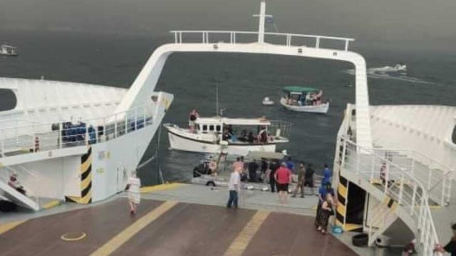 Φωτιά στην Εύβοια: Αποκλεισμένοι πολίτες μεταφέρονται με ferry boat (video)