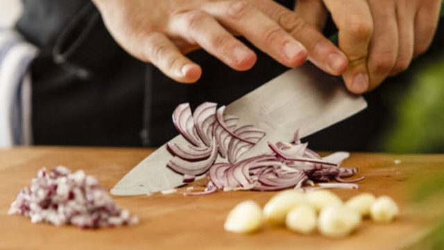 Σκόρδο και κρεμμύδι: Αυτά είναι τα μυστικά των σεφ για να μη μυρίζουν τα χέρια μετά το καθάρισμα