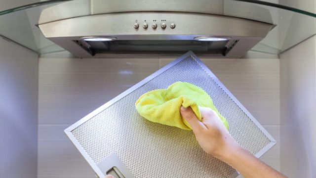 Έριξε στον απορροφητήρα νερό με μαγειρική σόδα και έβαλε τέλος στο πρόβλημα – Το απόλυτο κόλπο