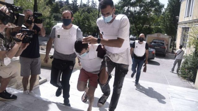 Έγκλημα στη Δάφνη: Συγγενείς της άτυχης 31χρονης πήγαν στην Ευελπίδων για να λιντσάρουν τον συζυγοκτόνο