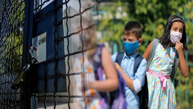 Στον «αέρα» το άνοιγμα σχολείων: Χωρίς lockdown όταν εντοπιστούν κρούσματα – Αντιδράσεις για τους ανεμβολίαστους εκπαιδευτικούς