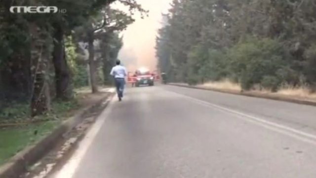 «Θα καούμε ζωντανοί»: Οι συγκλονιστικές στιγμές με το συνεργείο του Mega που αποκλείστηκε στην φωτιά της Βαρυμπόμπης