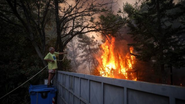 Φωτιά Βαρυμπόμπη – ΕΥΔΑΠ: Ποιες περιοχές έχουν πρόβλημα με το νερό