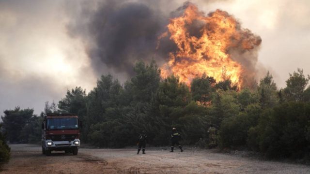 Άσχημη εξέλιξη: Φουντώνει ξανά η πυρκαγιά στη Βαρυμπόμπη – Έντονες αναζωπυρώσεις