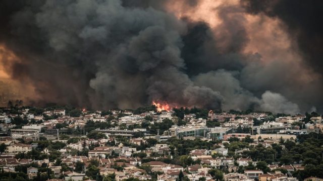 Πρώτες εκτιμήσεις για την φωτιά στη Βαρυμπόμπη: «Έσκασε» μετασχηματιστής υψηλής τάσης