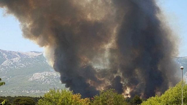 Μεγάλη φωτιά στη Βαρυμπόμπη: Επιχειρεί το ρωσικό Beriev – Έκλεισε η Εθνική Οδός (Εικόνες – Βίντεο)