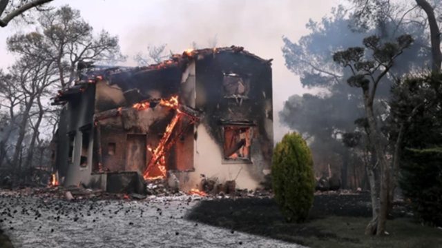 Φωτιά Βαρυμπόμπη: Πολίτης κατήγγειλε ότι άγνωστοι υποδύθηκαν τους άνδρες της Πολιτικής Προστασίας και παραβίασαν το σπίτι του
