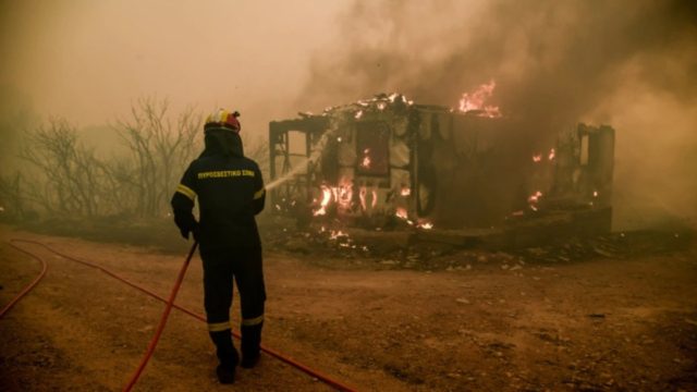 Αγωνία στα Βίλια: Μαίνεται η πύρινη λαίλαπα – Κοντά στον οικισμό οι φλόγες (Video)