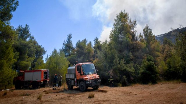 Φωτιά στα Βίλια: Κυκλοφοριακές ρυθμίσεις από την ΕΛ.ΑΣ. λόγω της πυρκαγιάς