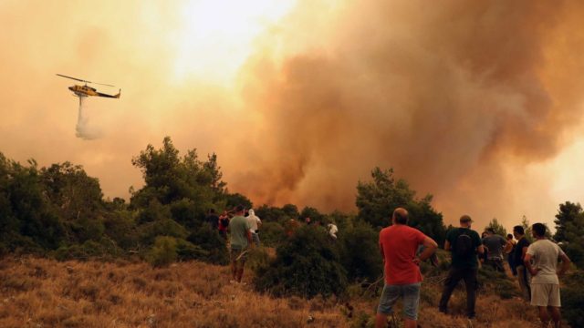 Κόλαση στα Βίλια: Εκκενώνονται κι άλλοι οικισμοί – Εφιαλτικό σενάριο για τη Μάνδρα