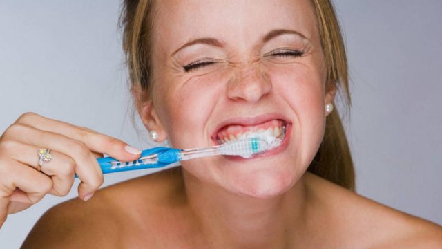 Γιατί πρέπει να πλένετε τα δόντια σας με αλάτι και μαγειρική σόδα