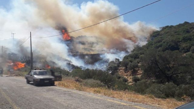 Φωτιά στις Στέρνες Χανίων και στην Αρχαία Κόρινθο – Μεγάλη κινητοποίηση από Πυροσβεστική