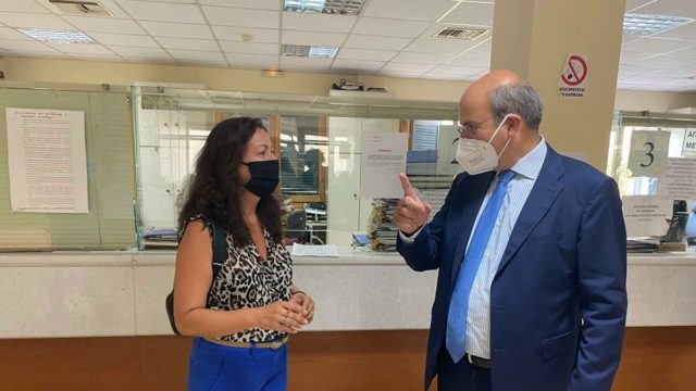 «Καλημέρα, είμαι ο υπουργός – Πιστέψτε με!»: Υπάλληλος του ΕΦΚΑ δεν αναγνώρισε τον Κωστή Χατζηδάκη