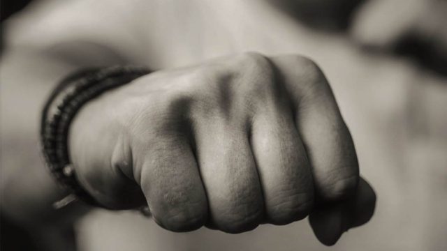 «Έπεσε» ξύλο στην Κύμη: Πιάστηκαν στα χέρια για το εμβόλιο