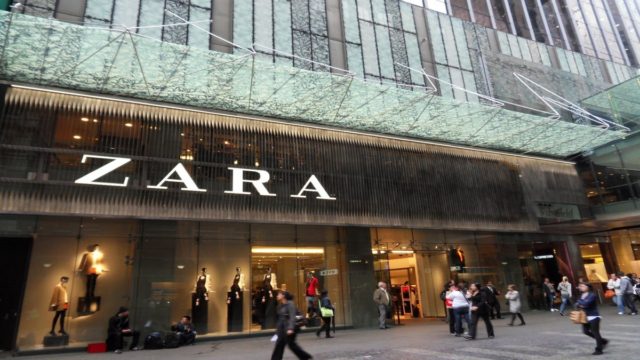 Ζara: Ψηλόμεσο σορτσάκι με κουμπιά που έχει “τρελάνει” όλες τις γυναίκες
