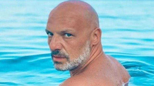 Νίκος Μουτσινάς: Δεν έχει ένα αλλά δύο αδέλφια! Στο πρόσωπο είναι ολόιδιοι και οι 3!