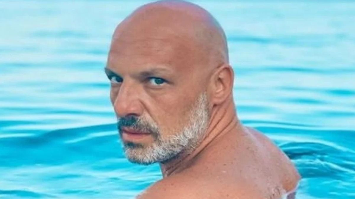 Νίκος Μουτσινάς: Δεν έχει ένα αλλά δύο αδέλφια! Στο πρόσωπο είναι ολόιδιοι και οι 3!