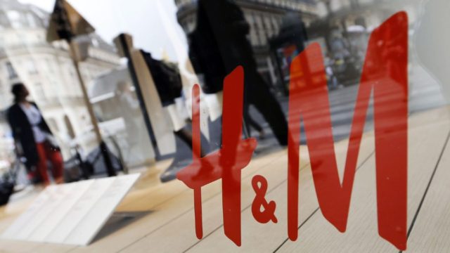 H&M: Τέλεια μίντι φούστα που θα λατρέψεις! – Σε σούπερ τιμή