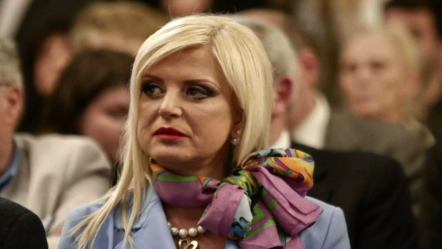 Τύφλα να έχουν οι 20αρες: Κολάζει η Μαρίνα Πατούλη σε νέα φωτογραφία με μίνι κολλητό κόκκινο φόρεμα!