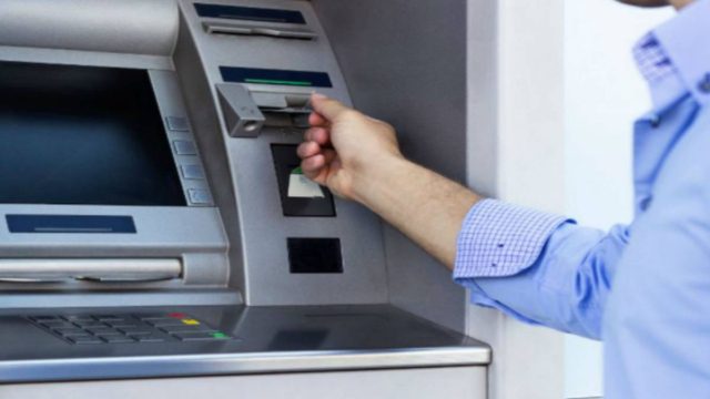 Πήγε στο ΑΤΜ αλλά είχε ξεχάσει την κάρτα του – Σήκωσε χρήματα με…
