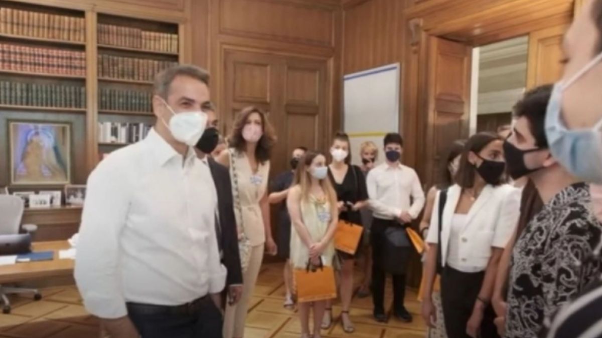Κυριάκος Μητσοτάκης: Μπερδεύτηκε και είπε σε μαθητές «καλό καλοκαίρι» (video)