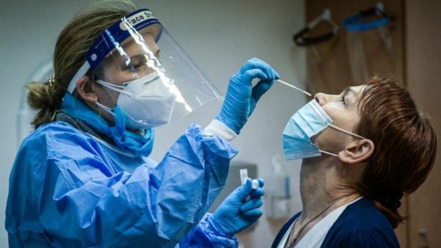 Κορονοϊός: 2.978 κρούσματα και 22 θάνατοι – Στους 322 οι διασωληνωμένοι