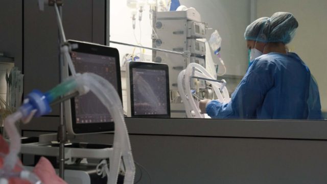 Κορωνοϊός: 2.130 κρούσματα σήμερα – 47 νέοι θάνατοι, 323 διασωληνωμένοι