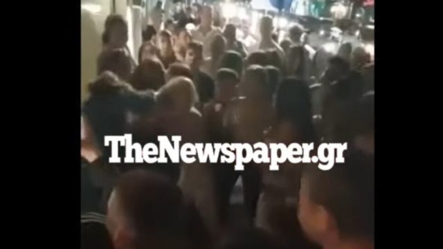 Άγριο ξύλο στον Βόλο: Aνήλικες μαλλιοτραβιούνται και ανταλλάσσουν μπουνιές και κλωτσιές σε κεντρικό πεζόδρομο (Video)
