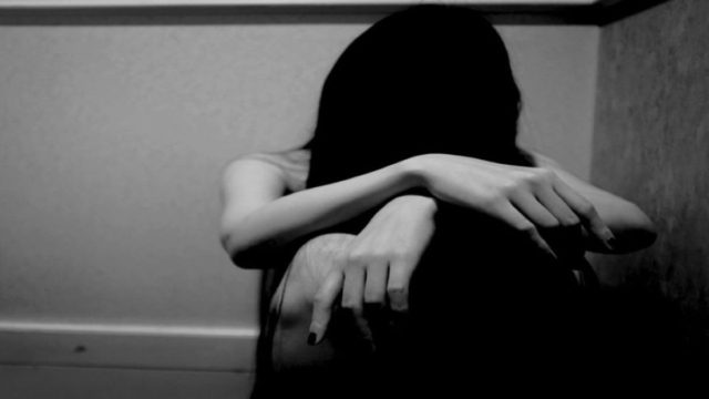 «Μου άνοιξε τα πόδια και μου κόλλησε με κόλλα το αιδοίο…» – Ανατριχιαστική μαρτυρία 40χρονης