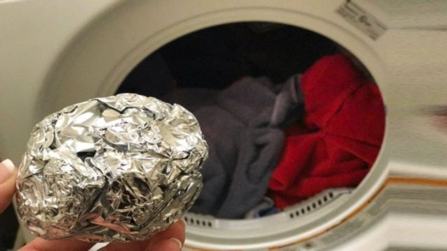 Έβαλε μια μπάλα από αλουμινόχαρτο στο πλυντήριο. Μόνο λίγοι γνωρίζουν το λόγο…