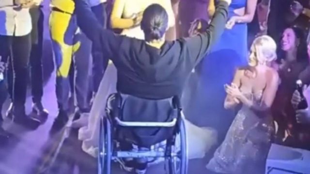 Αστυνομικός προσκεκλημένος σε γάμο, χόρεψε με την ψυχή του ζεϊμπέκικο, στο αναπηρικό του αμαξίδιο