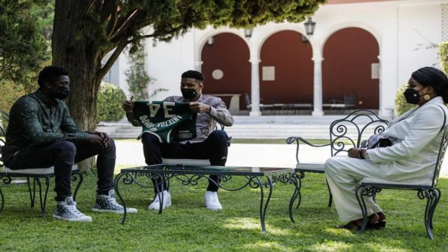 Στο Προεδρικό Μέγαρο η οικογένεια Αντετοκούνμπο: «Νιώθαμε πάντα Έλληνες»