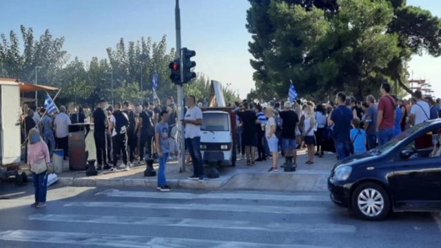 Επεισόδια με αντιεμβολιαστές έξω από το Βελλίδειο – Μολότοφ, πέτρες και χημικά
