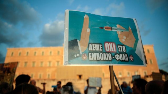 Στο «μικροσκόπιο» της ΕΛ.ΑΣ. τα social media αντιεμβολιαστών – H απάτη με την «ασυλία» στους αρνητές