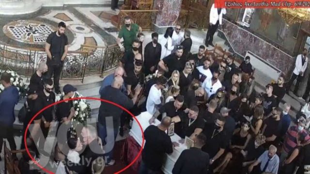 Κηδεία Mad Clip: Σπαράζει καρδιές η Αρετή – Απαρηγόρητη πάνω από το φέρετρο του αγαπημένου της