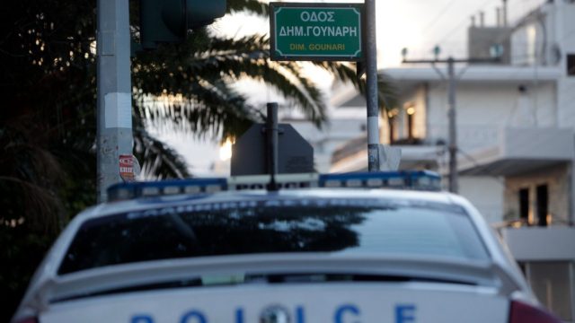 Συνελήφθη επιχειρηματίας της Γλυφάδας – Κυκλοφορούσε γυμνός