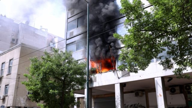 Φωτιά στην 3ης Σεπτεμβρίου: Απεγκλωβίστηκαν τρεις υπάλληλοι ασφαλιστικής εταιρίας
