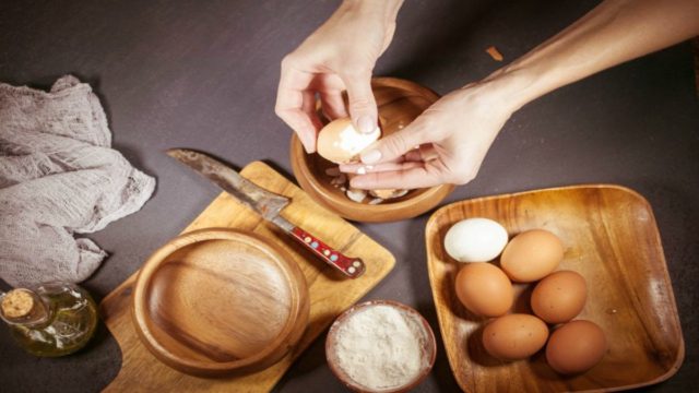 3+1 λύσεις για να φύγει η μυρωδιά του αυγού από το ποτήρι