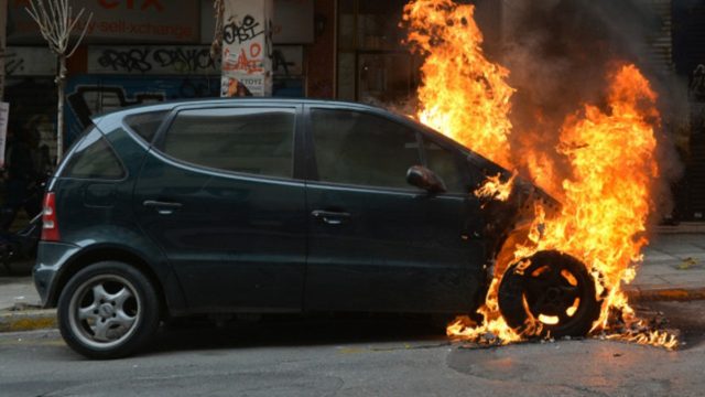 Θεσσαλονίκη: Αυτοκίνητο τυλίχθηκε στις φλόγες εν κινήσει
