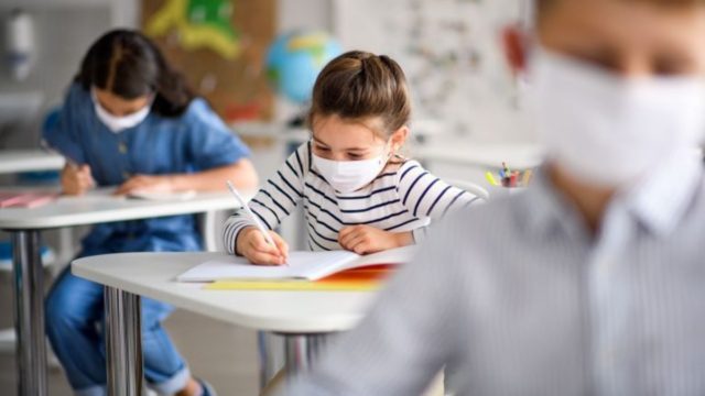 Σχολεία: Πώς αναμένεται να ανοίξουν – Όλες οι αλλαγές στο υγειονομικό πρωτόκολλο